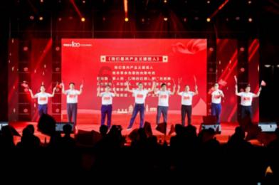 斑鸠霸占大学生晾晒的衣服搭窝，为了回收衣物，大学生亲自改造鸟窝