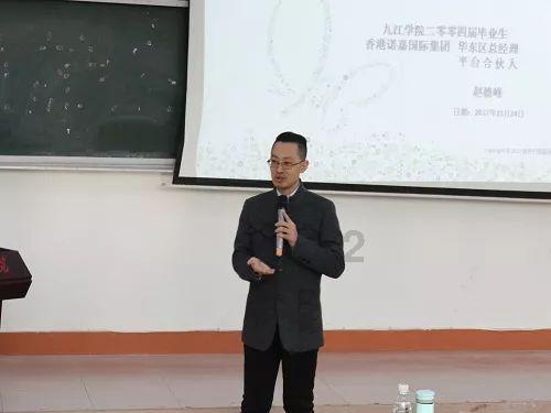 男孩吃鸡腿